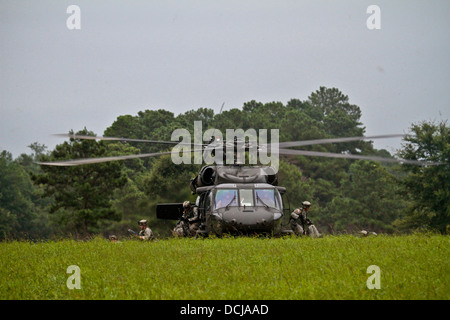 Les soldats de l'Armée américaine du New Jersey Army National Guard's 1-102 50e Régiment de cavalerie, Infantry Brigade Combat Team, tactiquement la sortie d'un UH-60 Black Hawk de l'hélicoptère d'assaut 1-150 Battaltion pendant un exercice d'insertion à l'air pour Banque D'Images