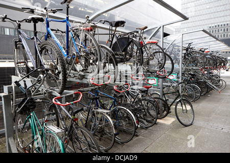 Double Deck des supports à vélo à l'extérieur de la station Euston London England UK Banque D'Images