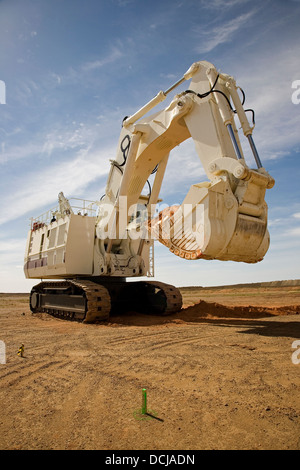 Bucyrus pelle hydraulique Caterpillar digger innover sur un site d'extraction de l'or de surface en Mauritanie, Afrique du Nord-Ouest Banque D'Images