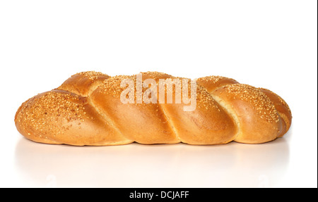 La Challah avec graines de sésame isolated on white Banque D'Images