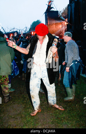 Un homme portant un béret rouge dansant dans l'enfer de Shangri-la , Glastonbury Festival 2013 Banque D'Images