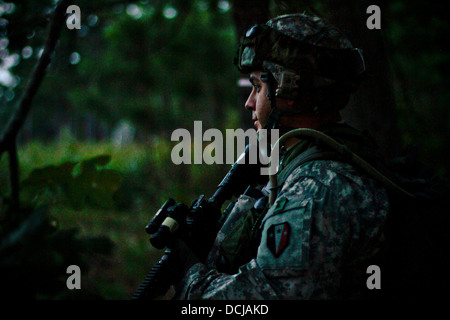 Un soldat de l'armée américaine de la Garde nationale d'armée, 50e Régiment de cavalerie 1-102 Infantry Brigade Combat Team, fournit la sécurité pour une insertion de l'air sur le terrain lors d'un entraînement physique à Fort Pickett, Va., le août 17. Banque D'Images