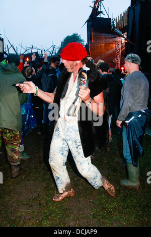 Un homme portant un béret rouge dansant dans l'enfer de Shangri-la , Glastonbury Festival 2013 Banque D'Images