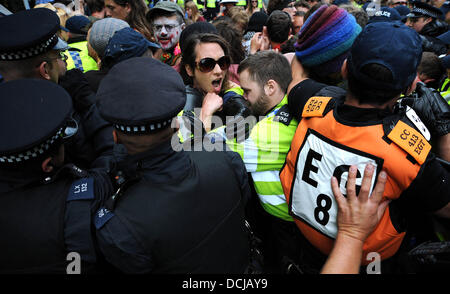 En conflit avec la police des manifestants anti fracturation hydraulique à l'extérieur de la Cuadrilla site de forage à Balcombe West Sussex Banque D'Images