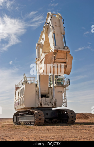 Bucyrus pelle hydraulique Caterpillar digger déménagement en nouvelle position de travail sur un site d'extraction de l'or en Mauritanie, Afrique du Nord-Ouest Banque D'Images