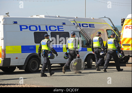 Des centaines de policiers ont été à Brighton pour maintenir la paix au cours d'une Ligue de défense anglaise mars à la ville Banque D'Images