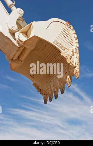 L'exploitation minière d'or à ciel ouvert en Mauritanie. Close up of giant godet à propos de minerai de la mine. L'Afrique de l'Ouest Banque D'Images