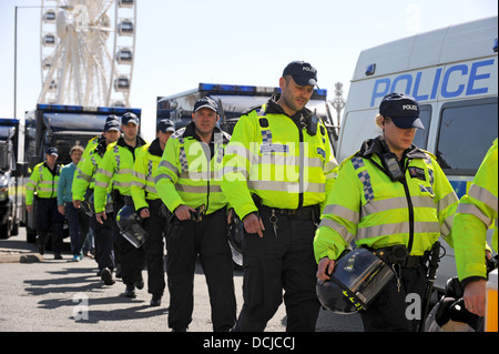Des centaines de policiers ont été à Brighton pour maintenir la paix au cours d'une Ligue de défense anglaise mars à la ville Banque D'Images