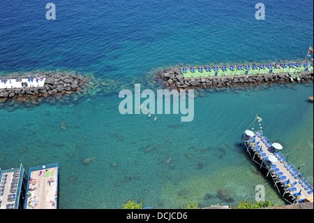 La vue de Sorrento de la plage de Marina Grande et installations de bronzage et la baie de Naples Banque D'Images