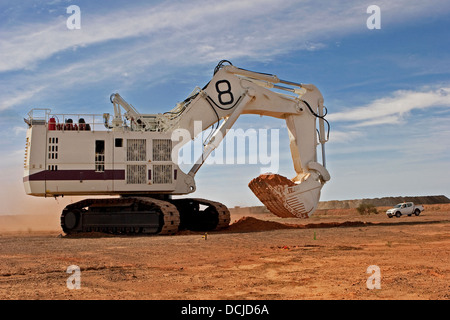 Bucyrus pelle hydraulique Caterpillar digger innover sur un site d'extraction de l'or de surface en Mauritanie, Afrique du Nord-Ouest Banque D'Images