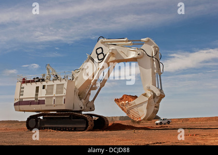 Bucyrus pelle hydraulique Caterpillar digger innover sur un site d'extraction de l'or de surface en Mauritanie, Afrique du Nord-Ouest Banque D'Images