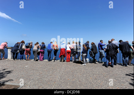 Les touristes font la queue pour admirer la magnifique vue depuis Sorrento sur la baie de Naples Banque D'Images