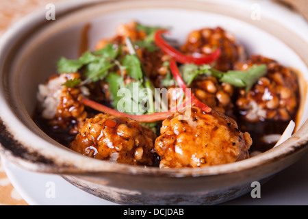 Boulettes de porc aigre-doux et le persil sur cocotte Banque D'Images