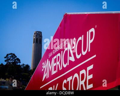 L'un des recherchés après les trophées, America's Cup a commencé en 1851 et en 2013, rencontrez dans la baie de San Francisco avec la Coit Tower en arrière-plan Banque D'Images