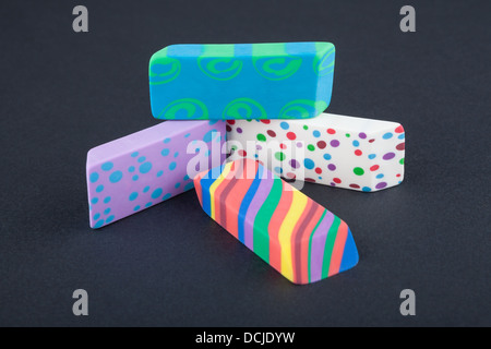 Quatre gomme de couleur sur le fond noir Banque D'Images