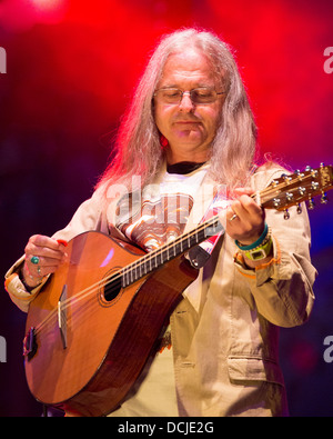 Chris Leslie, chanteur, joueur de mandoline et de violon de Fairport Convention sur la scène du Festival Cropredy Black en 2013 Banque D'Images