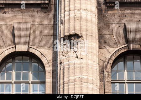 Trou de balle de feu d'artillerie pendant la Seconde Guerre mondiale, dans une colonne de la Musée de Pergame - Museumsinsel, l'île aux musées de Berlin, Allemagne Banque D'Images