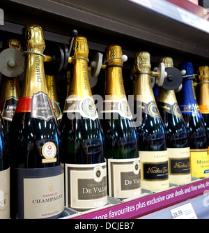 Bouteilles de champagne dans un supermarché Banque D'Images