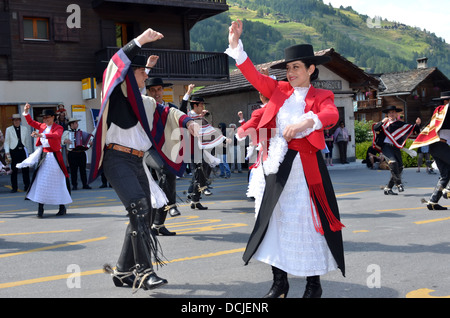 Danseurs du groupe Chilien Danzares Latinamericanos, à la cime d'Evolène, Suisse festival Banque D'Images