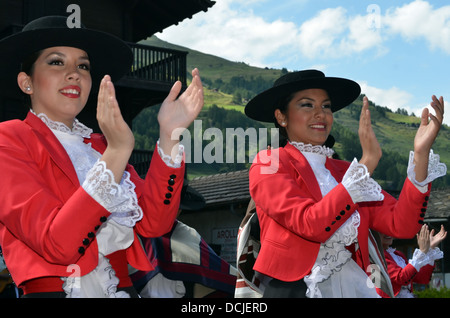 Danseurs du groupe Chilien Danzares Latinamericanos, à la cime d'Evolène, Suisse festival Banque D'Images