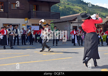 Danseurs du groupe Chilien Danzares Latinamericanos, à la cime d'Evolène, Suisse festival Banque D'Images