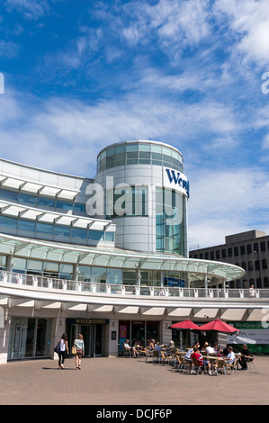 Les gens assis à des tables de café en plein air au centre commercial West Quay à Southampton Hampshire UK avec ciel bleu et nuages blancs Banque D'Images