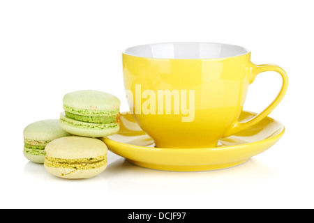 Macarons colorés et tasse à café. Isolé sur fond blanc Banque D'Images