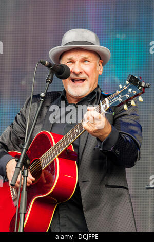 Remenham, Henley-on-Thames, Oxfordshire, UK. 18 août 2013. Chanteur, auteur-compositeur et musicien Willie Lamothe (anciennement du groupe Mike  + The Mechanics) joue sur l'avant-scène au vent - 2013 "Le Festival 80s' tenue 16-17-18 août 2013. Photographie © 2013 John Henshall/Alamy Live News. Par0353 Banque D'Images