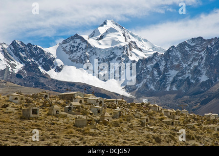 Cimetière de mineurs à la montagne Huayna Potosi dans l'arrière-plan Banque D'Images