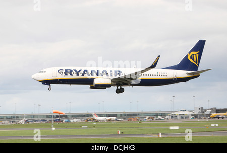 Vol Ryanair à l'atterrissage à l'aéroport de Dublin Banque D'Images