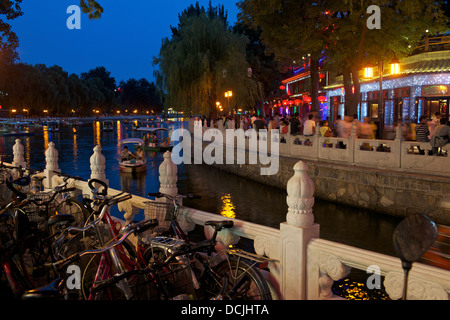 Vue de nuit de divertissement à côté du Lac Houhai, à Beijing, en Chine. 2013 Banque D'Images