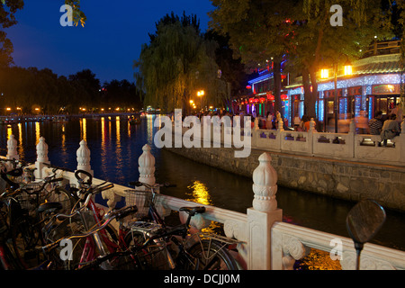 Vue de nuit de divertissement à côté du Lac Houhai, à Beijing, en Chine. 2013 Banque D'Images