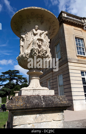 Urne grecque d'ornement sur la terrasse de Blaise Castle House Museum, Henbury, Bristol, Angleterre, Royaume-Uni. Banque D'Images