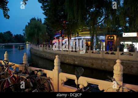 Vue de nuit de divertissement à côté du Lac Houhai, à Beijing, en Chine. 2013 Banque D'Images