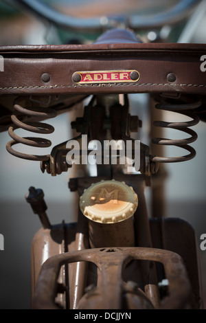 L'accent sur la selle et le bouchon du réservoir de carburant du cyclomoteur Motobecane années 1950 environ. Banque D'Images