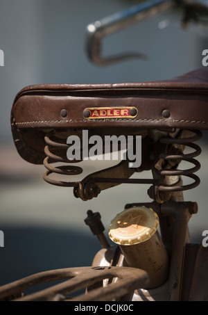 L'accent sur la selle et le bouchon du réservoir de carburant du cyclomoteur Motobecane années 1950 environ. Banque D'Images