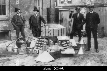 Le plus grand encore en captivité - Le Lieutenant THORUP Davis, Sergt. J.D. McQuade, George Fowler de l'Internal Revenue Service et H.G. Bauer avec le plus grand encore jamais pris dans le capitole national et bouteilles d'alcool. 1922 Banque D'Images