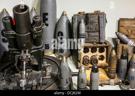 Première Guerre mondiale l'une des munitions d'artillerie et de Minenwerfer, mortier de tranchée allemande dans le Memorial Museum Passchendaele 1917, Belgique Banque D'Images