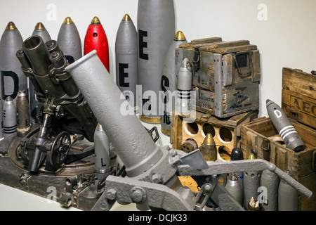 Première Guerre mondiale l'une des munitions d'artillerie et de Minenwerfer, mortier de tranchée allemande dans le Memorial Museum Passchendaele 1917, Belgique Banque D'Images