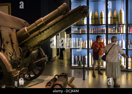 Première Guerre mondiale Un Obusier allemand d'artillerie et de munitions dans le Memorial Museum Passchendaele 1917 à Zonnebeke, Belgique Banque D'Images