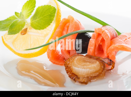 Rouleaux de poisson rouge avec citron et oignon frit Banque D'Images