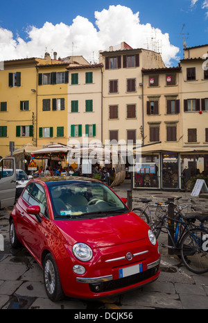 Fiat voiture garée sur la place Piazza del Mercado Centrale à Florence, Italie Banque D'Images