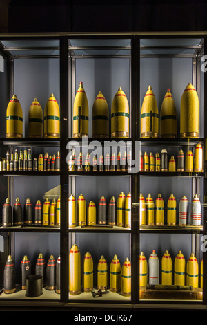 Première Guerre mondiale l'une des munitions d'artillerie de couleur jaune montrant des grenades et des obus sur le Memorial Museum Passchendaele 1917 Banque D'Images