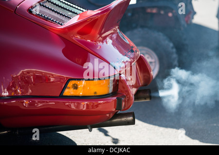 Les vapeurs d'échappement Porsche 911 CLASSIC Banque D'Images