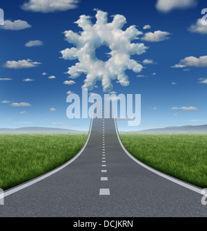 Les aspirations d'affaires succès concept avec une route ou route allant de l'avant la décoloration dans le ciel avec un groupe de nuages en forme de roue dentée de l'engrenage ou comme un symbole de l'industrie de la liberté de travail et de l'innovation. Banque D'Images
