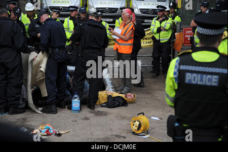 Balcombe, West Sussex, UK. Août 19, 2013. Les manifestants de fracturation s'attachent ensemble à l'entrée de la Cuadrilla site dans Police Balcombe ont affronté les manifestants devant l'anti fracturation Cuadrilla site de forage à Balcombe West Sussex aujourd'hui Banque D'Images