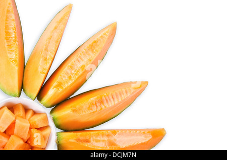 Tranches de melon cantaloup fleur soleil en forme sur fond blanc Banque D'Images