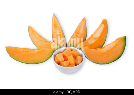 Tranches de melon cantaloup et les cubes dans un bol sur fond blanc Banque D'Images