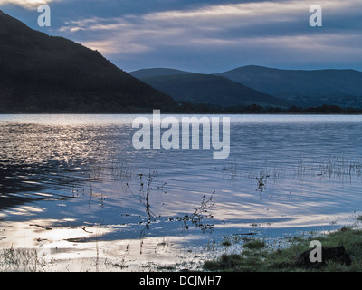 Tôt le matin, la lumière sur le lac Bassenthwaite, Cumbria, Royaume-Uni Banque D'Images