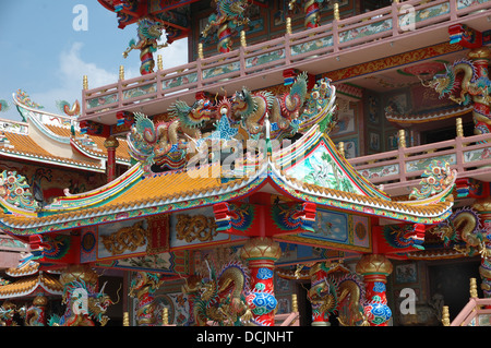 Dragons sur toit à Ang Sila Temple chinois ou Phra Wihan Thep Sathit Kitti Chaloem Nacha - Sa Thai Chèque culte Banque D'Images